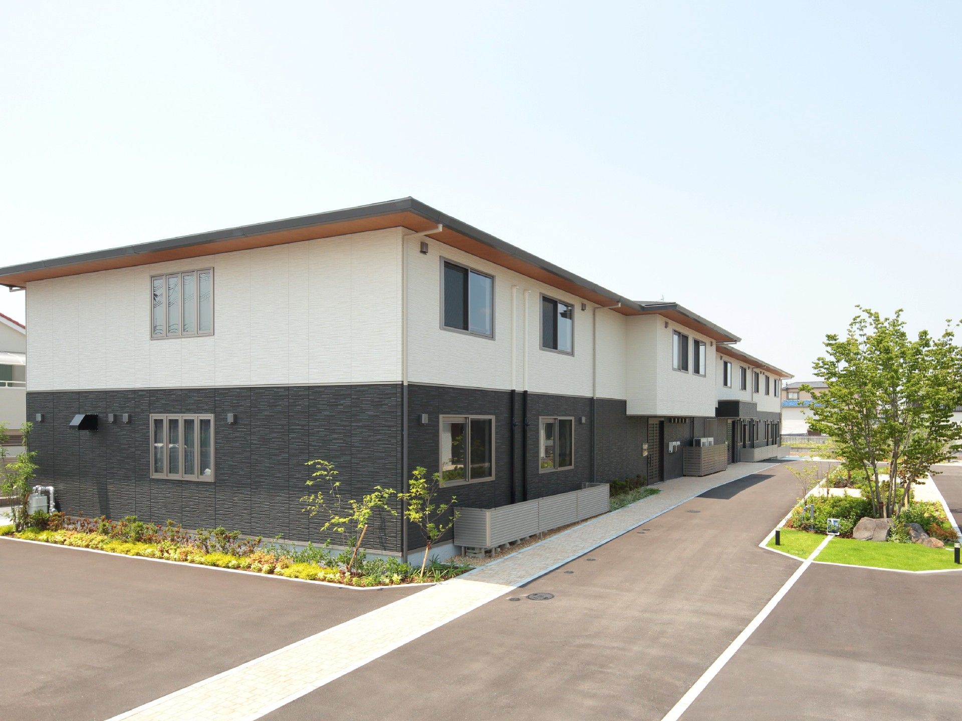 2階建ての建物の周りには花壇や庭があり、自然とふれあいながら暮らせる環境。