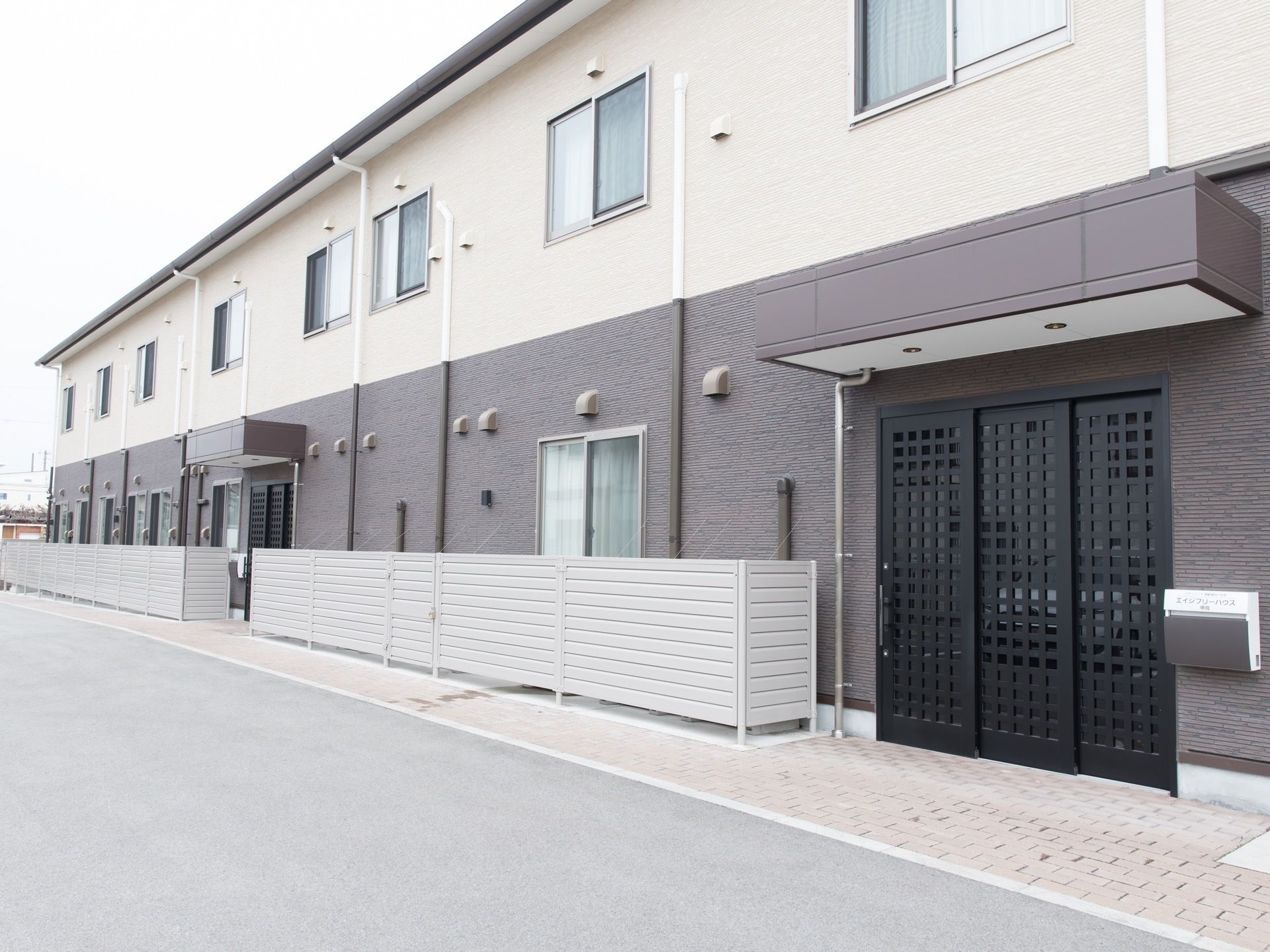 ツートンカラーの2階建て施設である。入口を2箇所に設け、それぞれ黒い格子デザインの3枚スライド式扉が設置されている。
