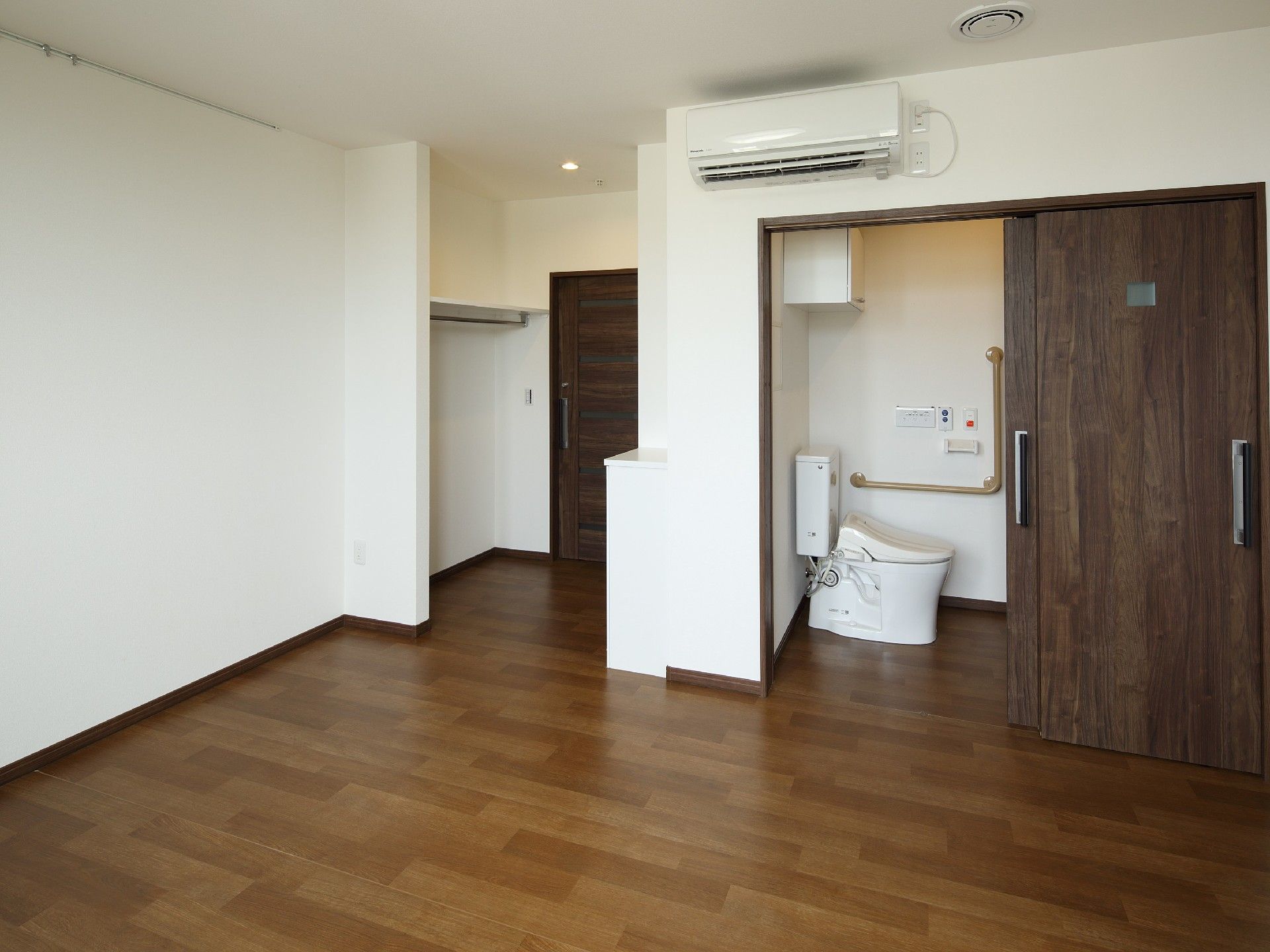 フローリングのシンプルな居室。車いす対応の広いトイレや洗面所が付いている。