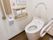 清掃が行き届いたきれいなトイレである。手すりが設置されており、立ったり座ったりする際に体を支えることができる。