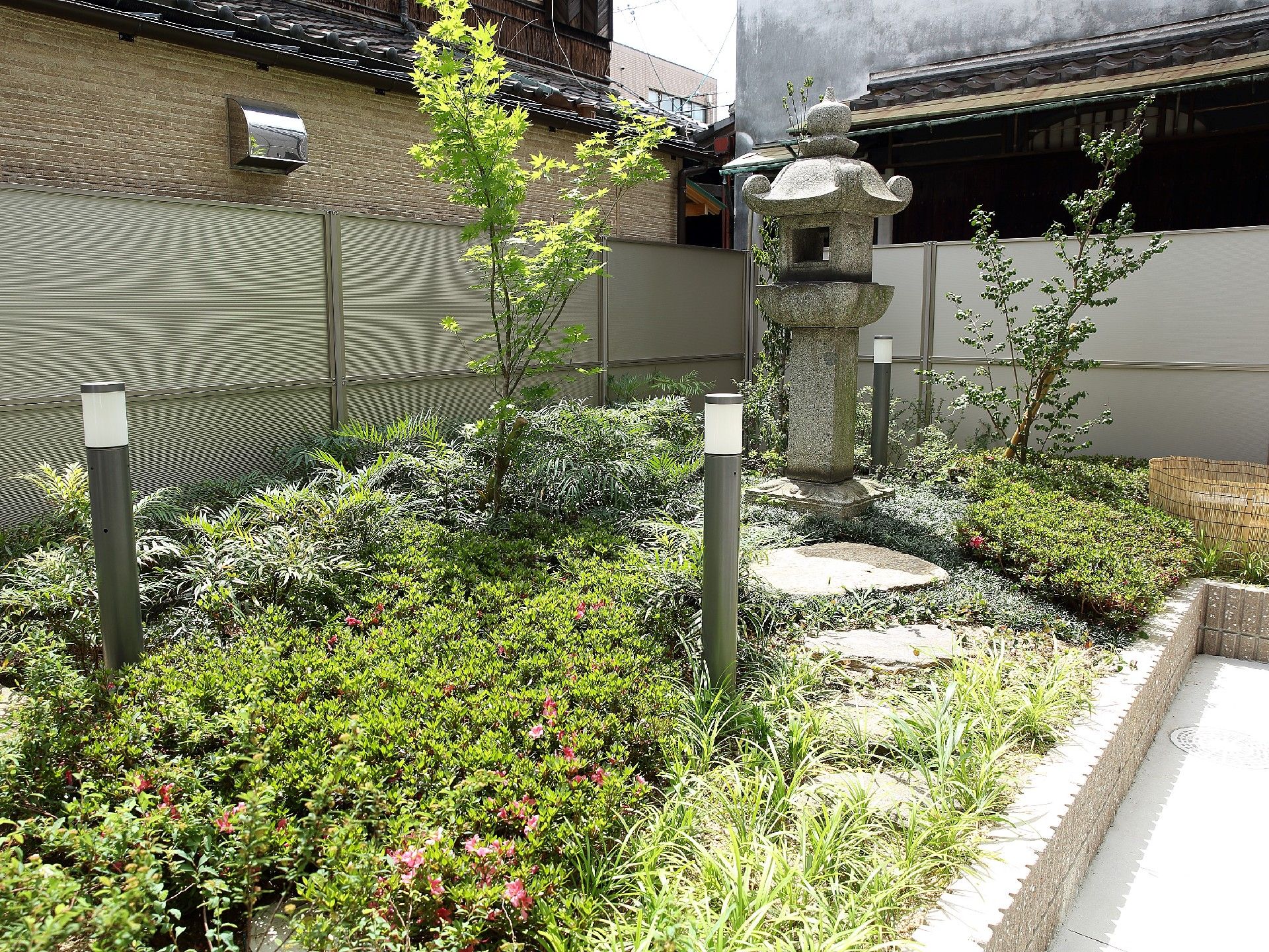 緑が多い本格的な日本庭園。灯篭やライトも設置され、きれいに手入れがされている。