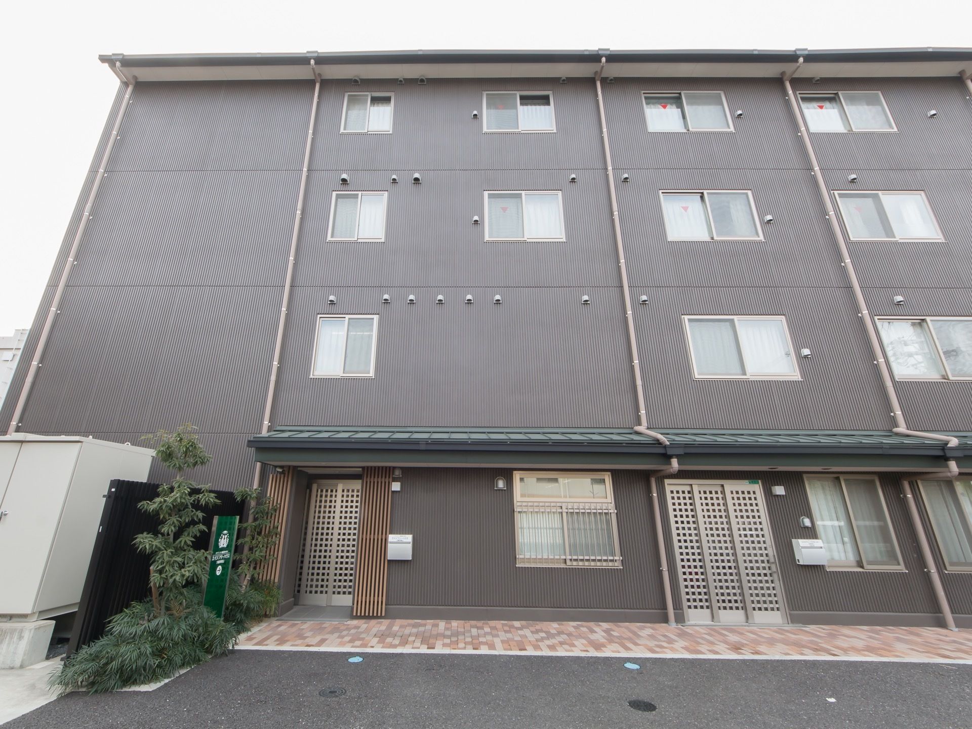 ４階建ての大きなグループホーム。施設入口は２ヵ所設けられており、館内までのアプローチは段差のない設計となっている。
