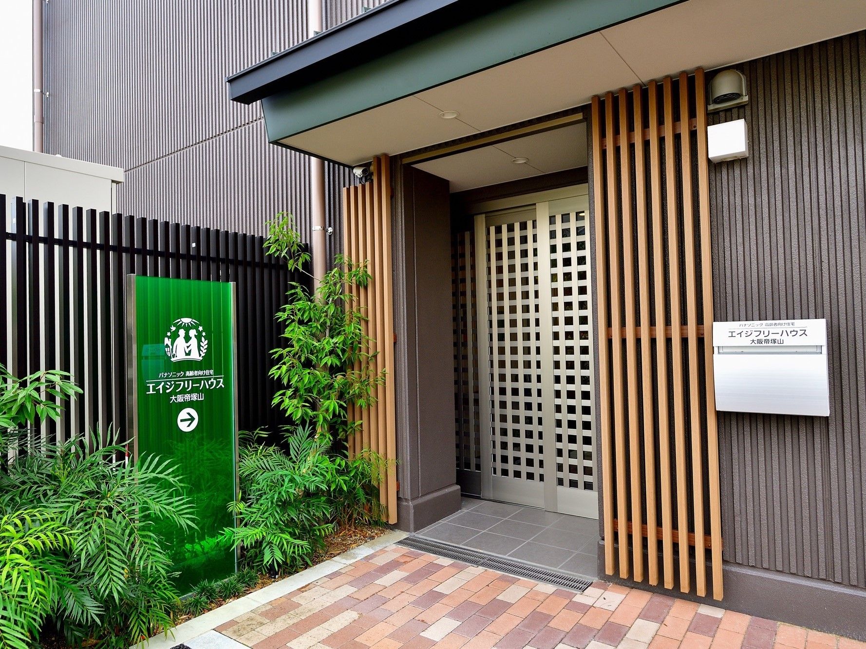 エントランス周辺には緑が植えられ、ポストもある。どっしりとした高級感のあるつくり。