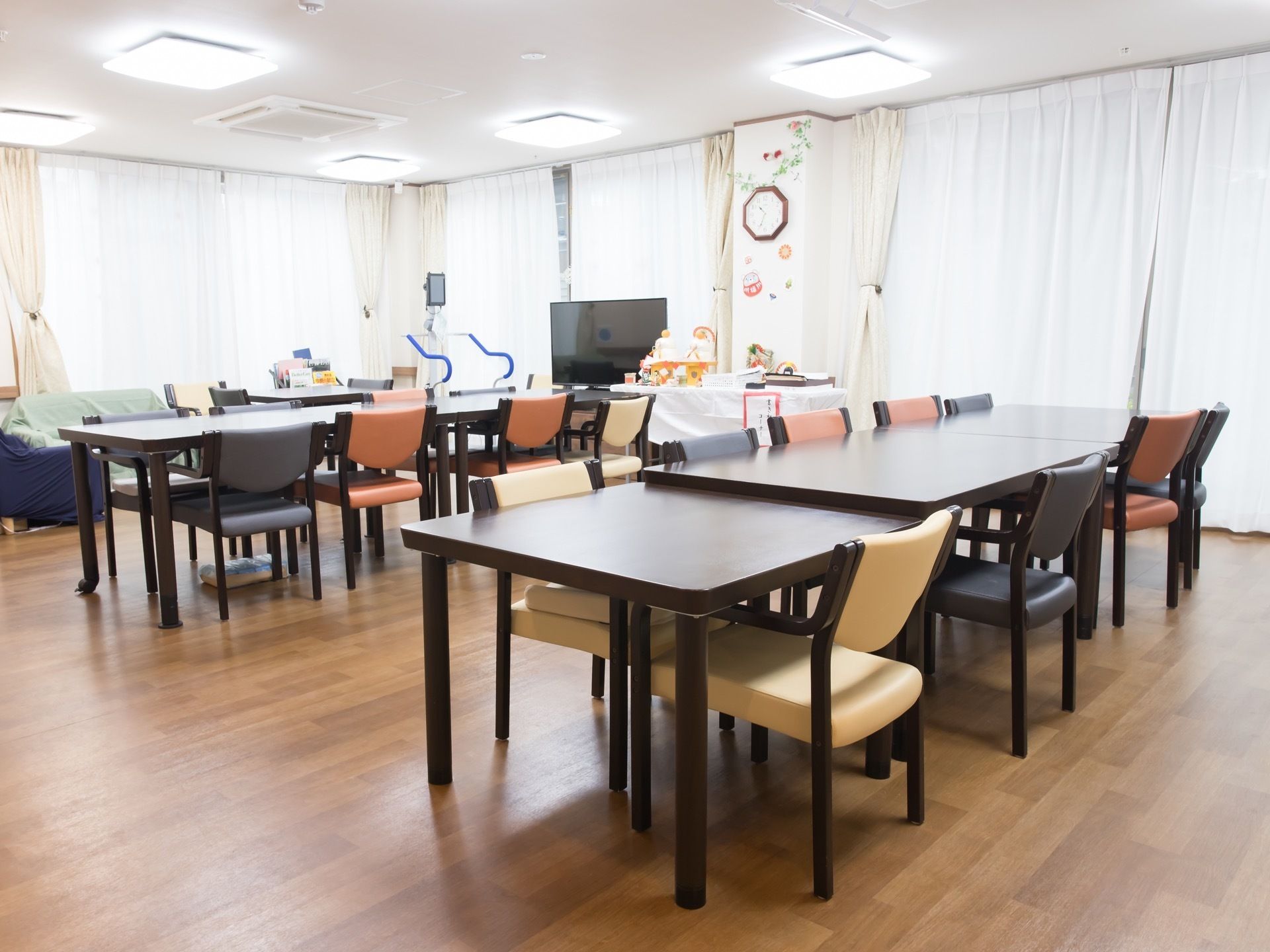 食堂は２面に大きな窓が設置され、日の光を室内に取り込めるようにデザインされている。テーブルは距離を空けて配置され、通路を広く確保している。