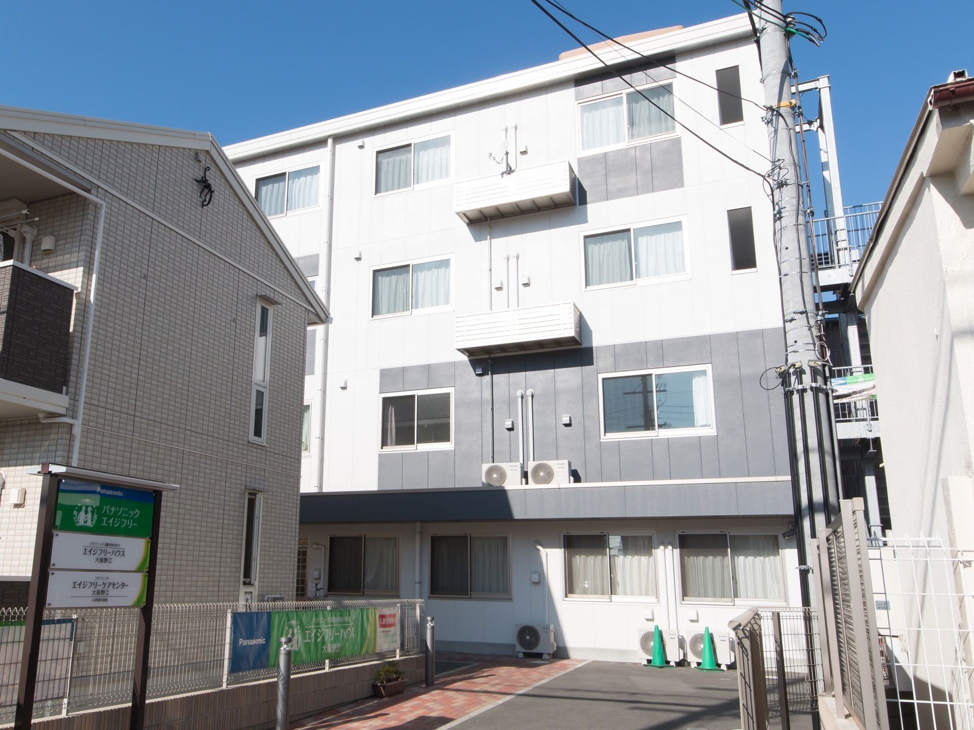 施設は４階建ての建物である。入口までの道路はきれいに舗装されている。外階段が設置されており、上階からの避難経路が確保されている。