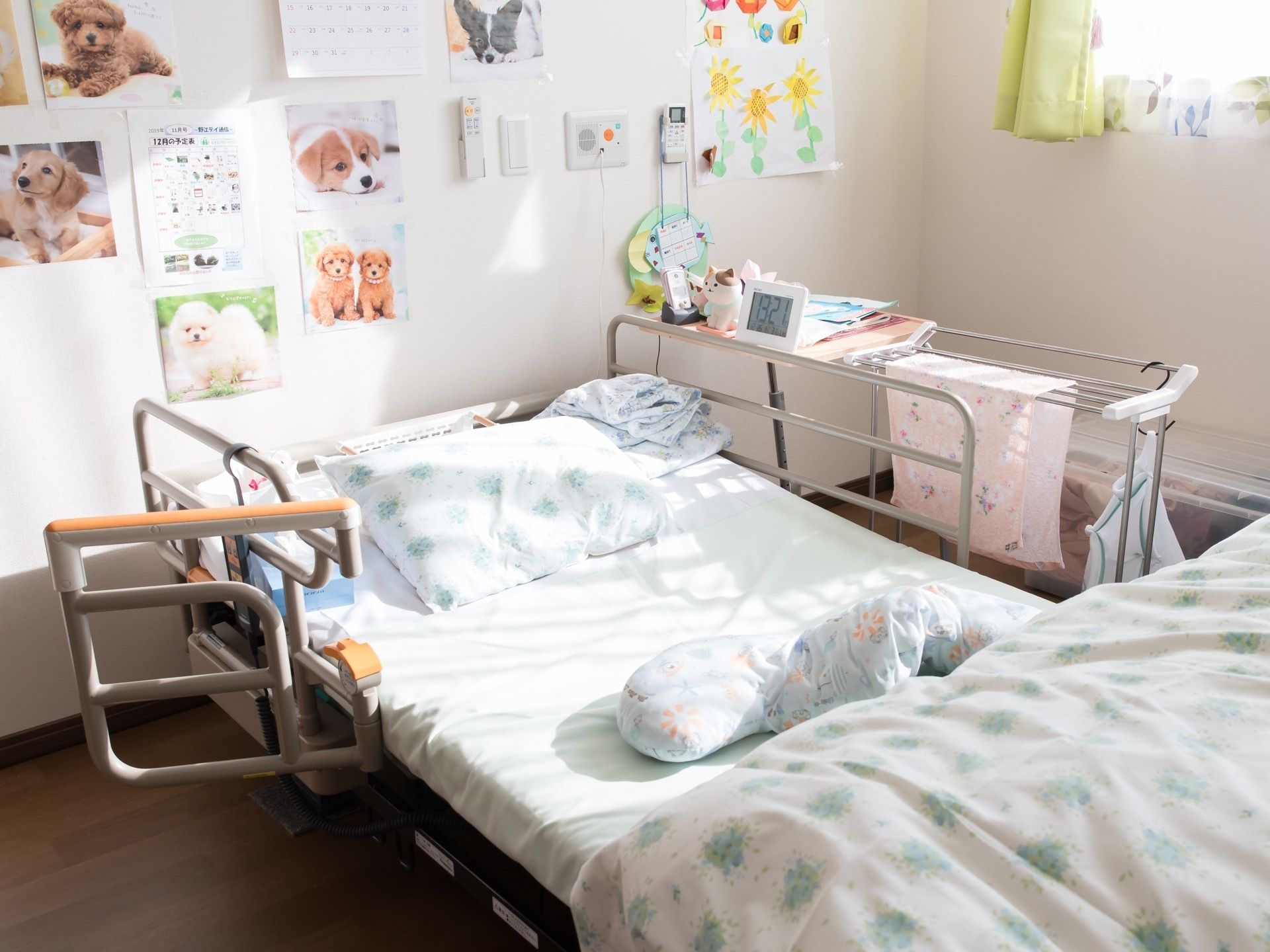日当たりの良い、明るい居室である。ベッドが設置されている。柵が取り付けられているので、転落を防止することができる。