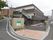 建物は3階建てで、敷地の出入り口にある門には住宅や併設事業所の名前が書かれたプレートが貼られている。