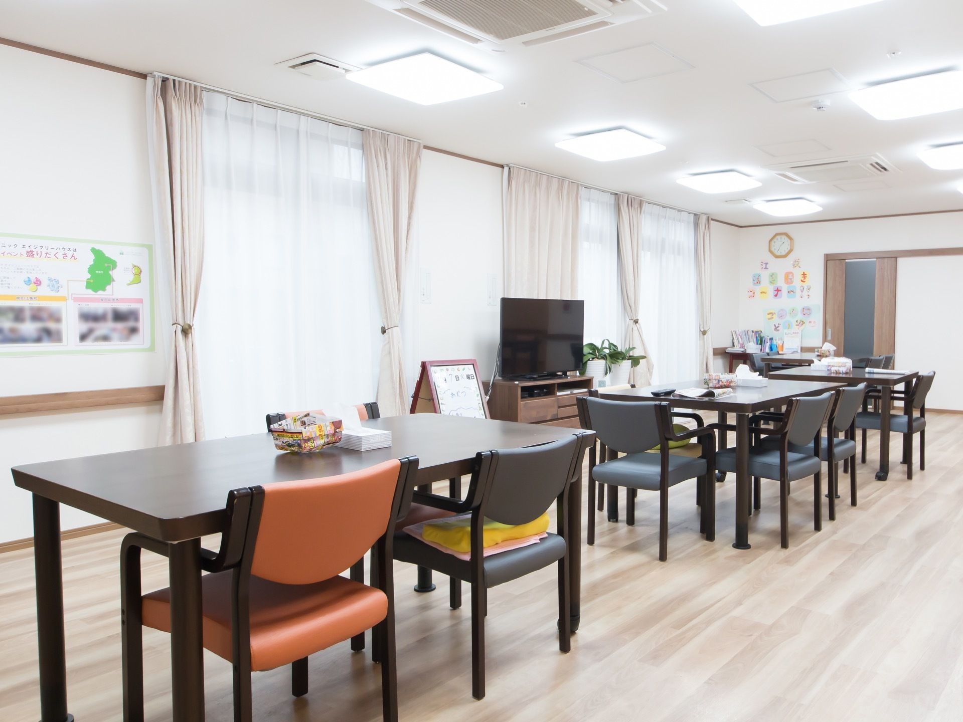 複数のテーブルと椅子が設置してある共有スペース。入居者様同士で、談笑やお茶を楽しむことができる。テレビ鑑賞も可能である。