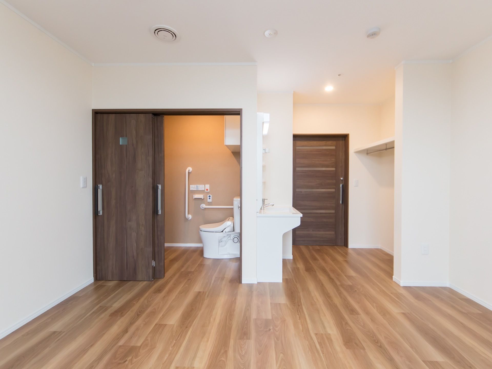 居室には洗面所とトイレが併設されている。床はフローリング仕様であり、段差がないよう平らに設計されている。