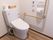 温水洗浄便座付きのトイレになっている。トイレットペーパーが常備されており、余分な物がなく清掃が行き届いている。