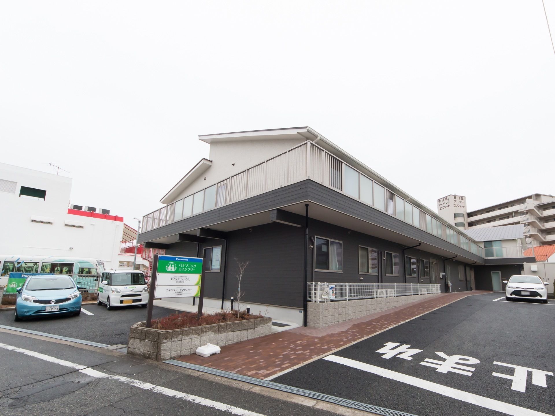 バルコニーが付いた２階建ての大きな施設となっている。広い駐車場が設置されており、地面も綺麗に整備されている。