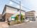 ２階建ての建物で、落ち着いた色合いでお洒落な外観