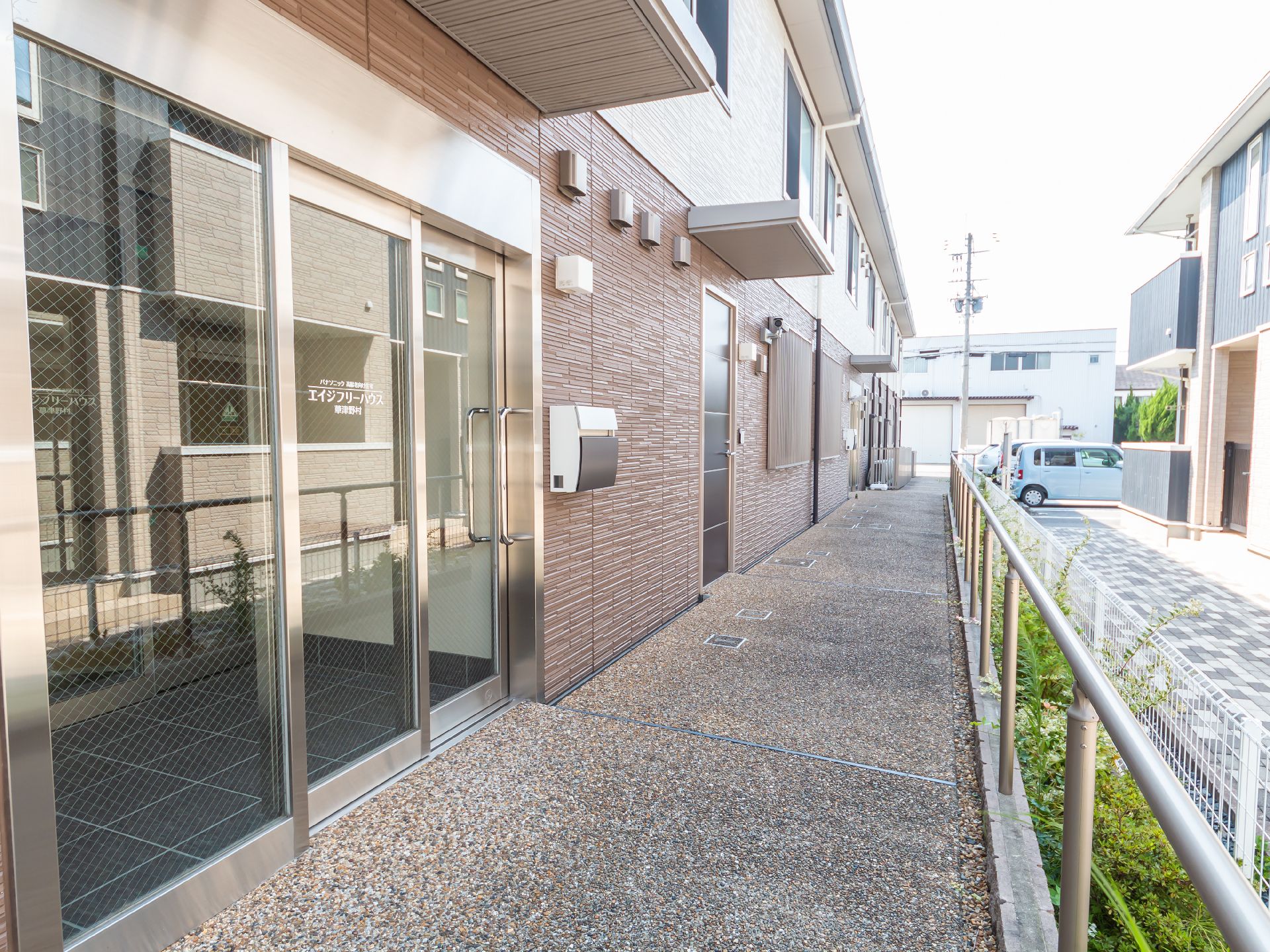 スロープなどが設置されている玄関