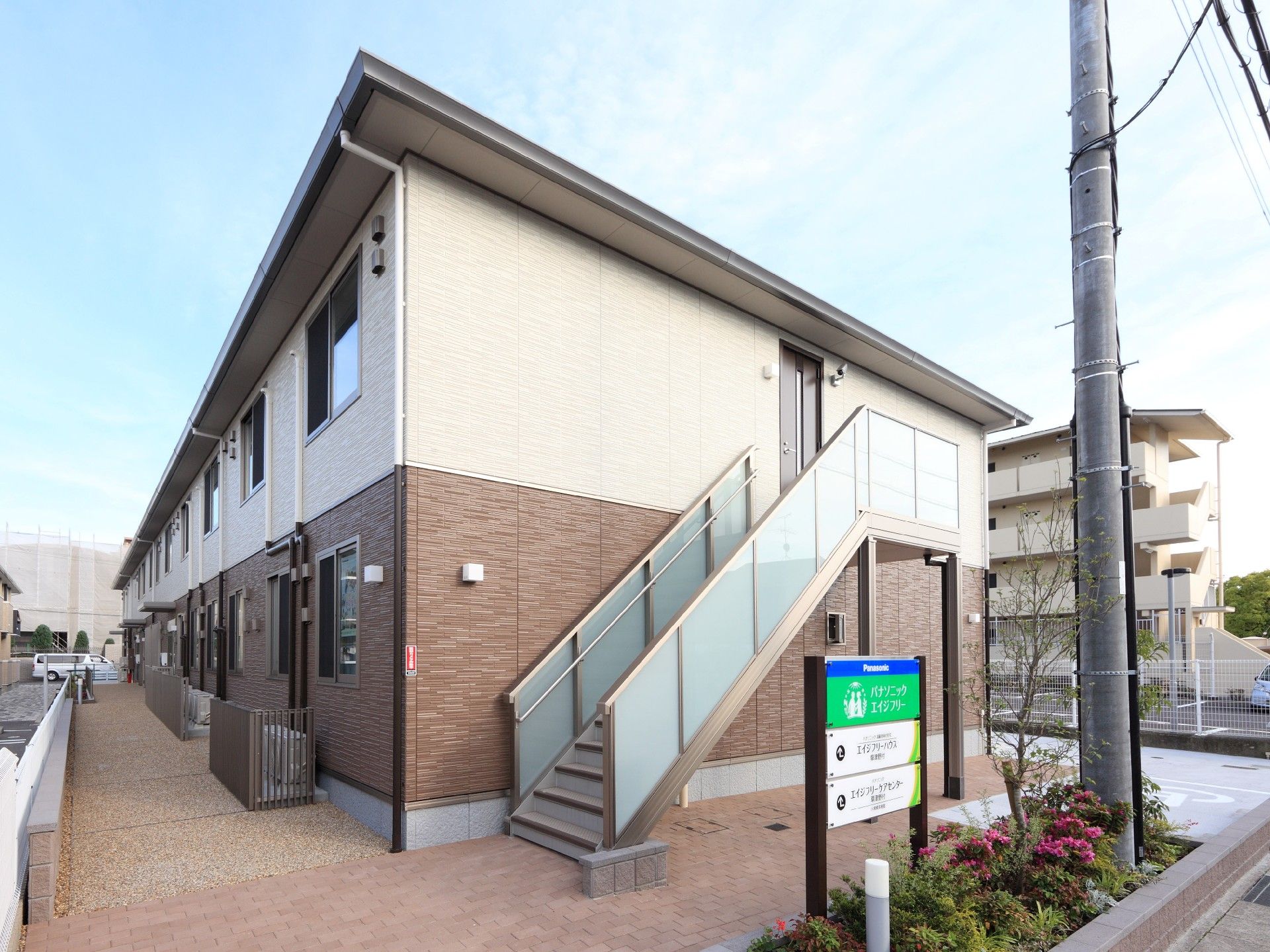 2階建ての建物はツートンカラーで落ち着いた雰囲気。屋外階段も付いている。