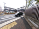 都市の角にある介護施設の外観