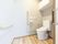 トイレはフローリングで手洗い場や手すりもつき、広々とした造り。呼び出しボタンもある。