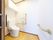 手すりや呼び出しボタンが付いたトイレはシンプルな造り。大きな収納もある。