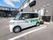 施設敷地内の駐車スペースに施設が所有する車が停められている。白色の車に、カラフルなペイントがされている。