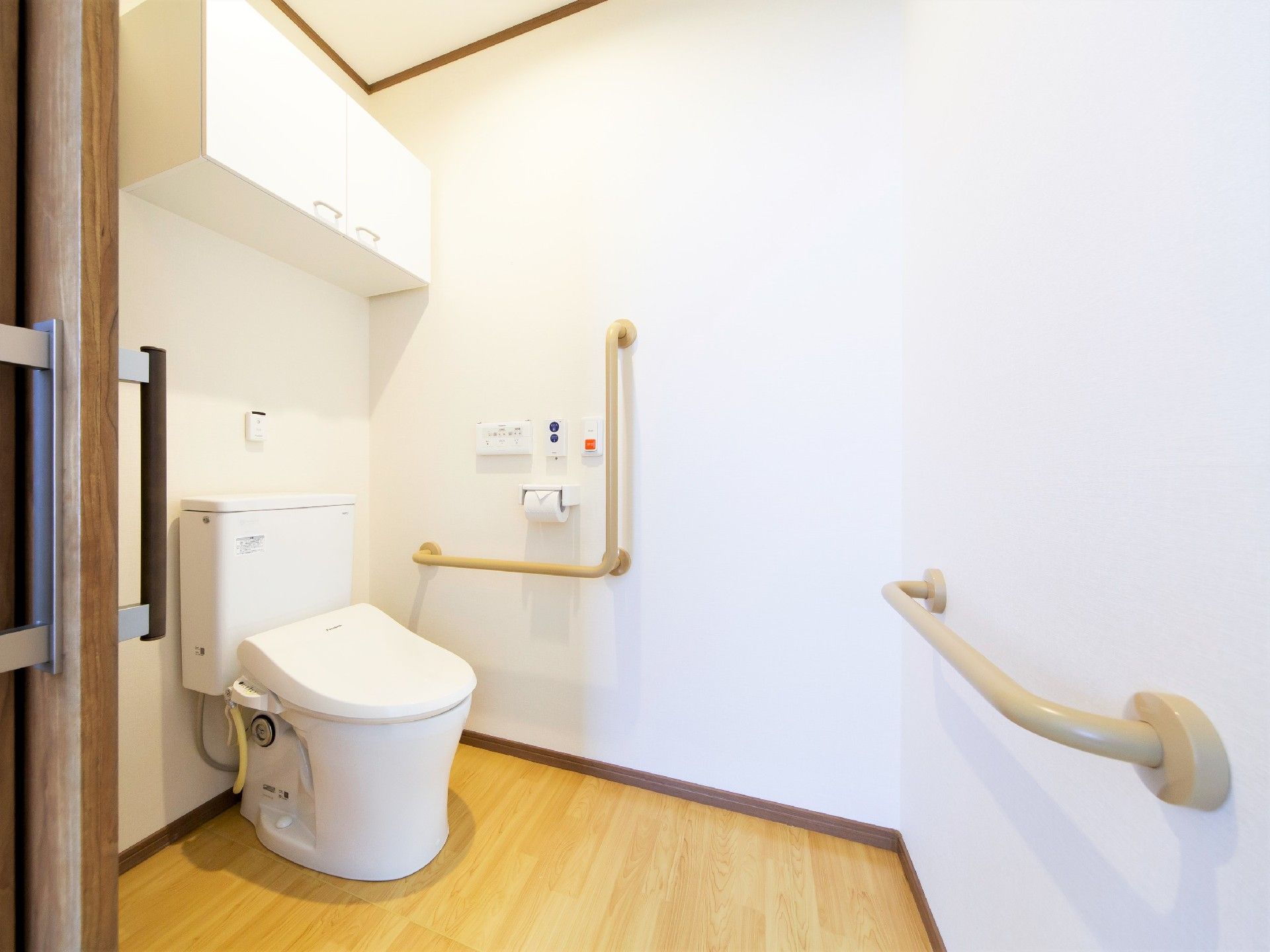 大型の棚が付いたトイレには呼び出しボタンや手すりがついている。
