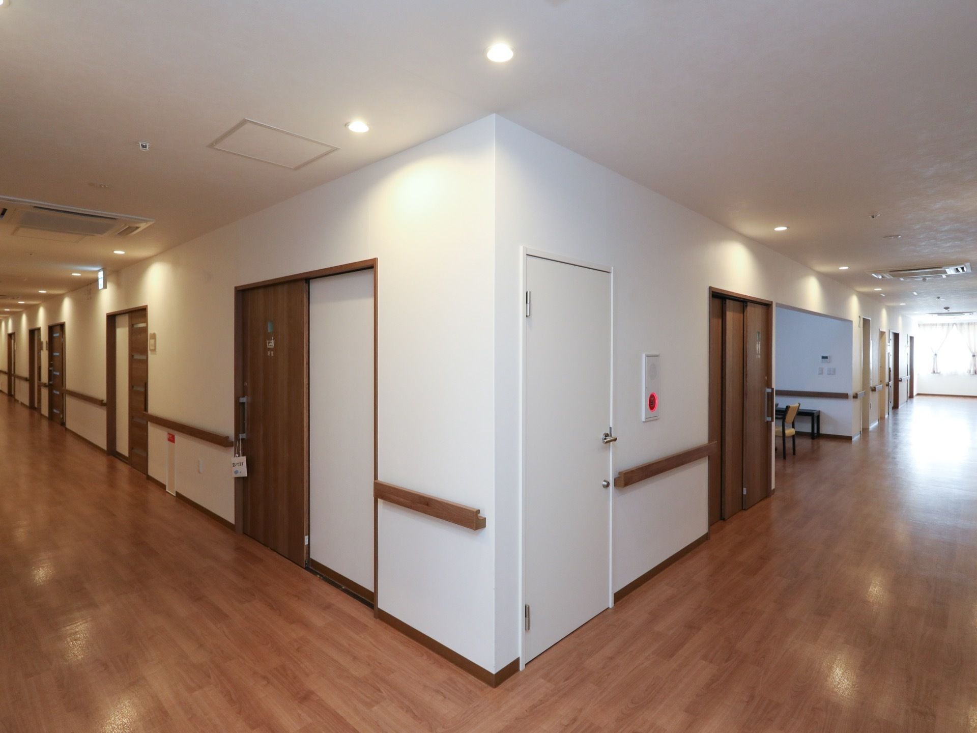廊下は道幅を広く設けて、ゆったりと造られている。通路には物を置かず、消火器ケースも壁に埋め込まれている。
