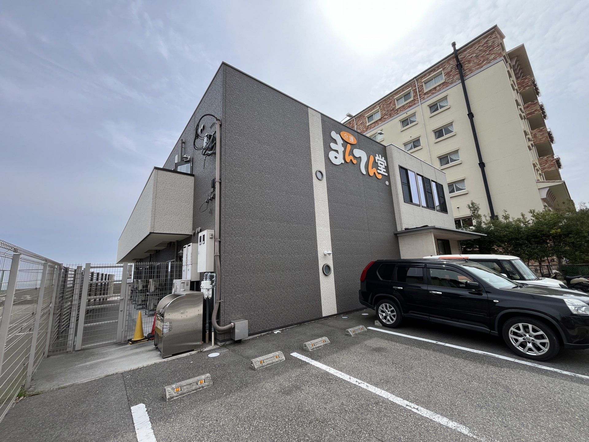 建物外観と駐車場