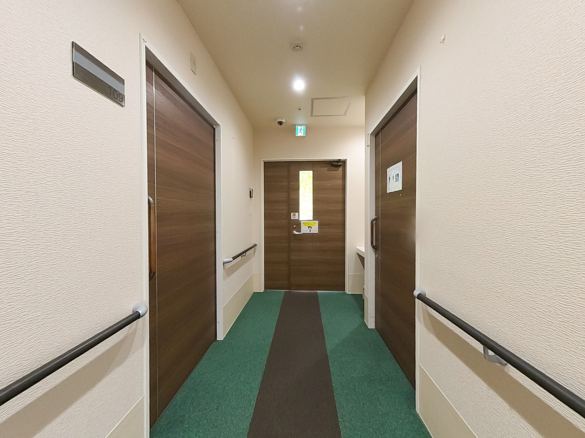 手すり付きの廊下