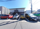 晴天下の駐車場付き建物