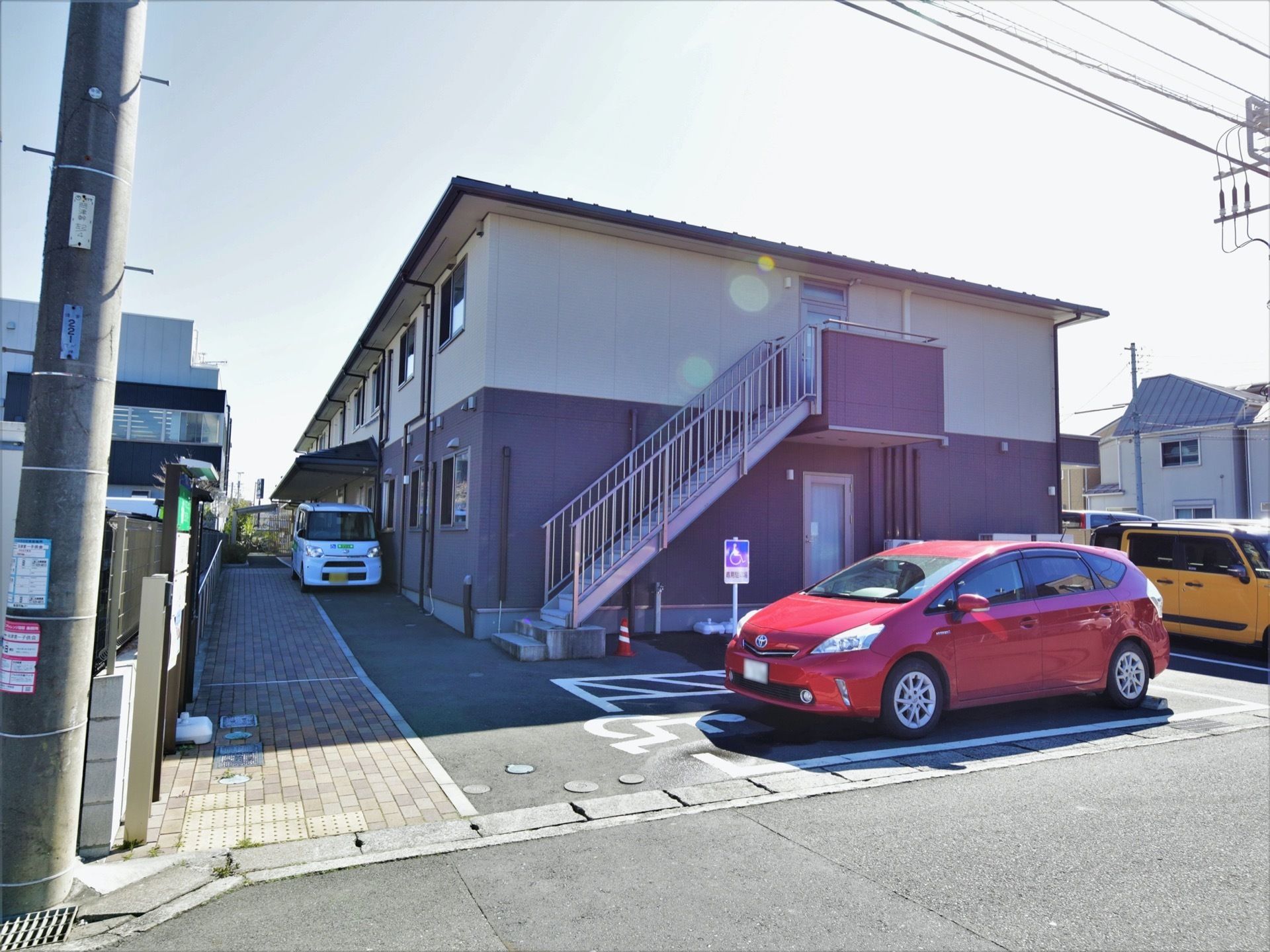 建物のそばには駐車場があり、車椅子専用のスペースも完備されている。玄関前に横付けできるほどのスペースがある。