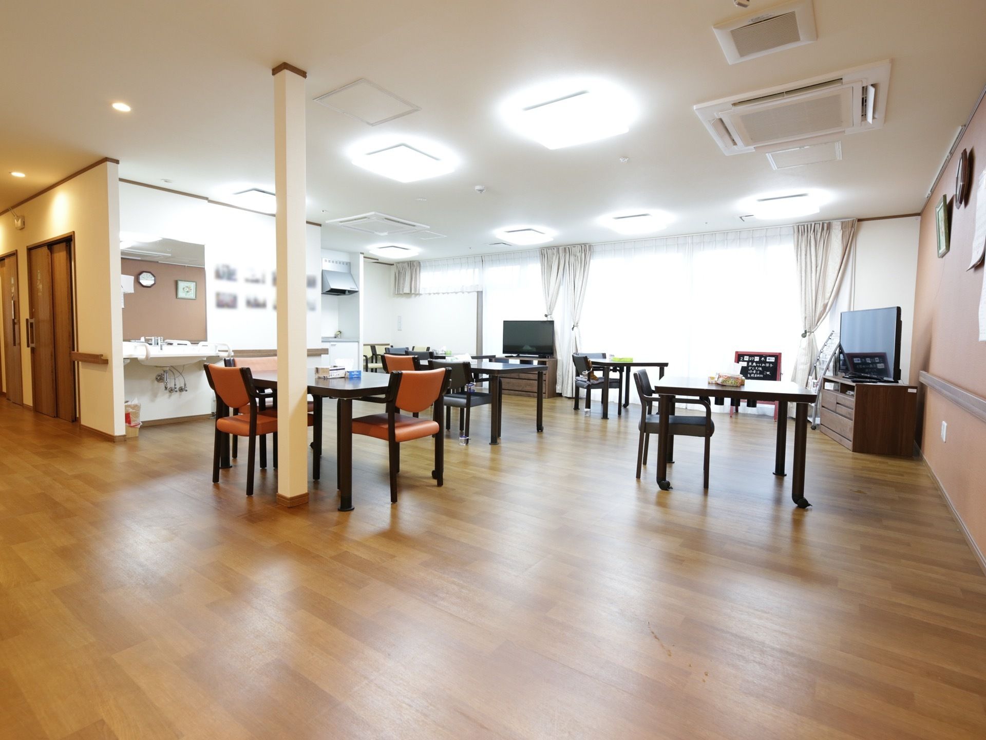 明るく広々とした、落ち着きのある食堂である。広い間隔をあけて、４人掛けのダイニングテーブルが設置されている。
