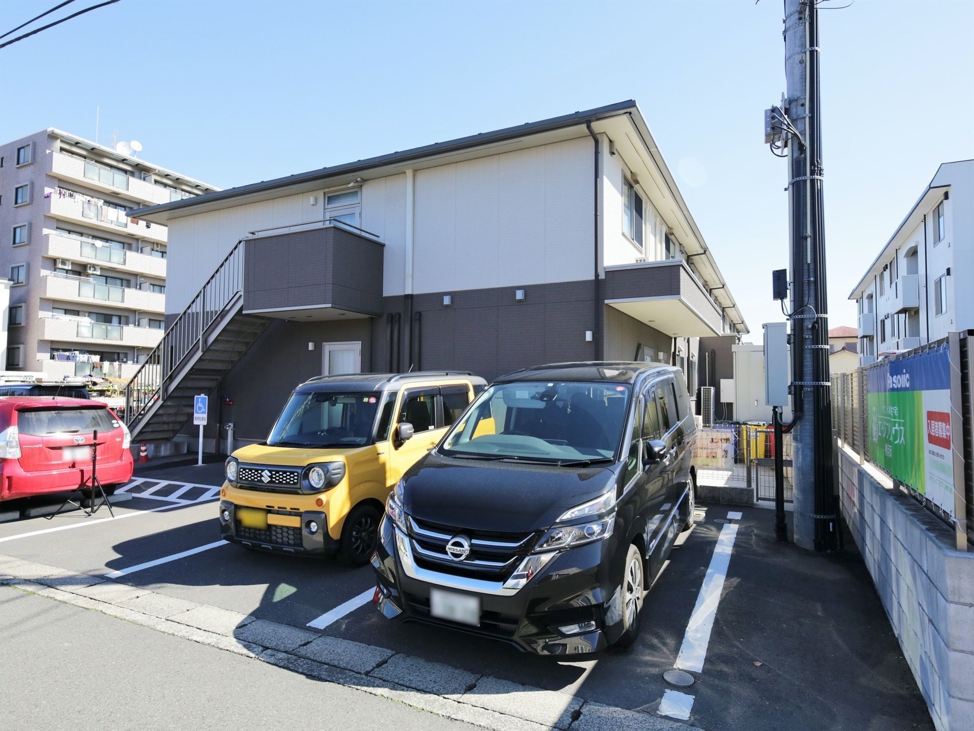 ２階建てのシンプルな建物である。すぐそばに駐車場があり、３台駐車可能である。非常用の外階段が完備されている。