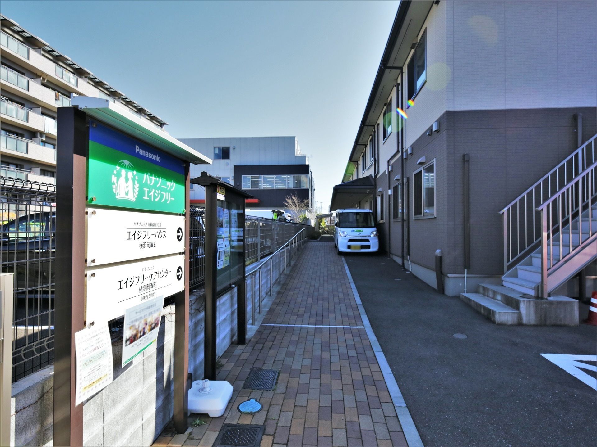 建物周辺の通路は、アスファルトとレンガで整地されたバリアフリー構造である。段差がなく安全な歩行ができる。