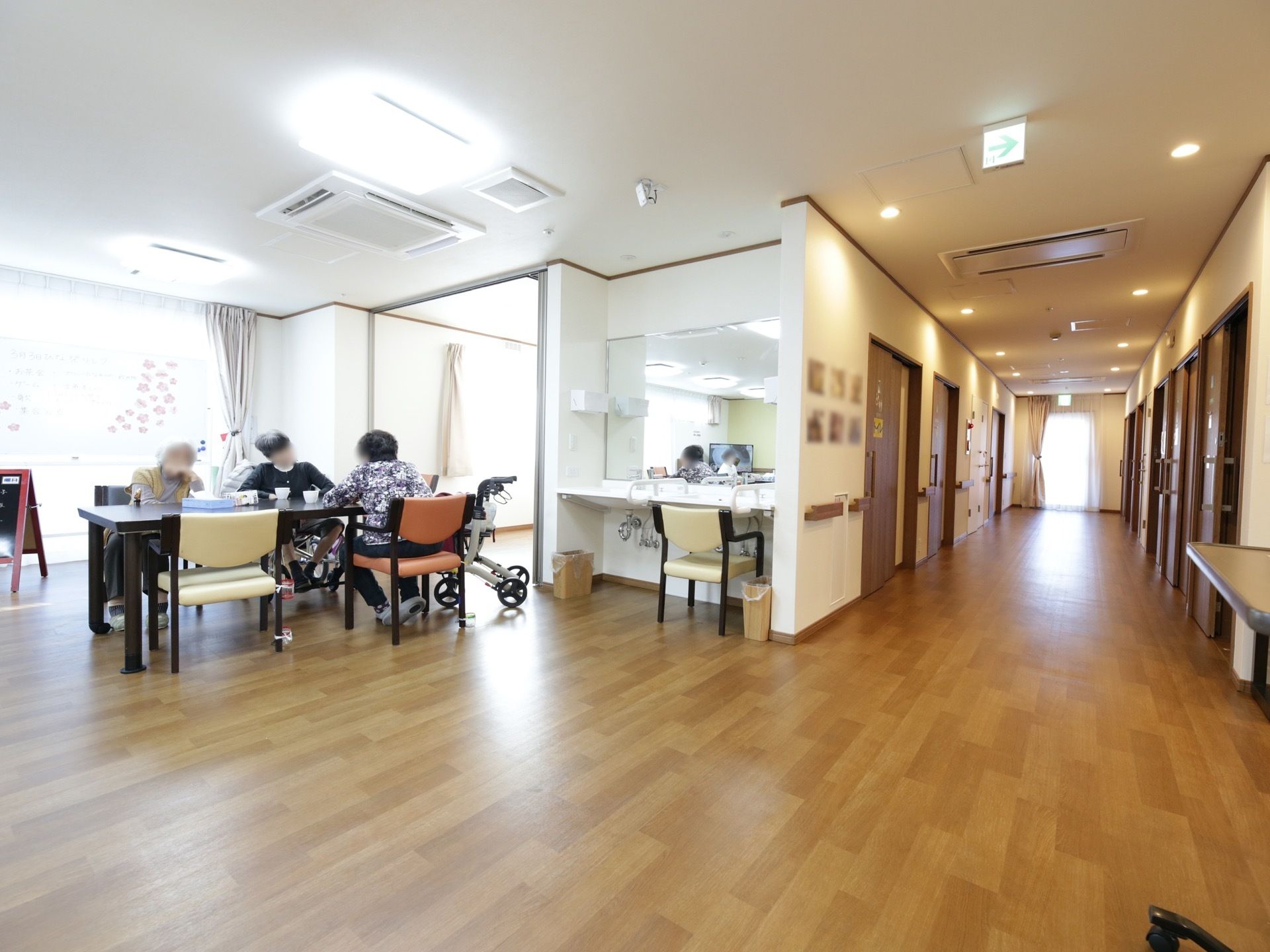 通路のつきあたりに食堂が設置されている。十分な広さがありゆったりと過ごすことができる。洗面台が２ヶ所完備されている。