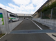施設の入口と周囲の風景