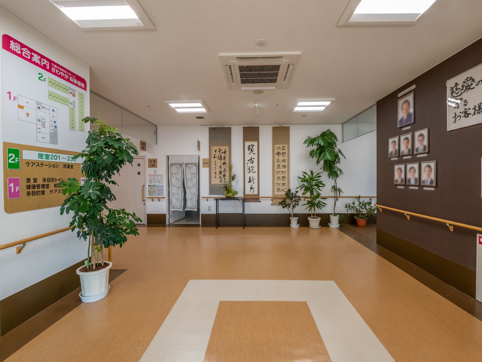 手すりが設置され写真などが展示されている玄関