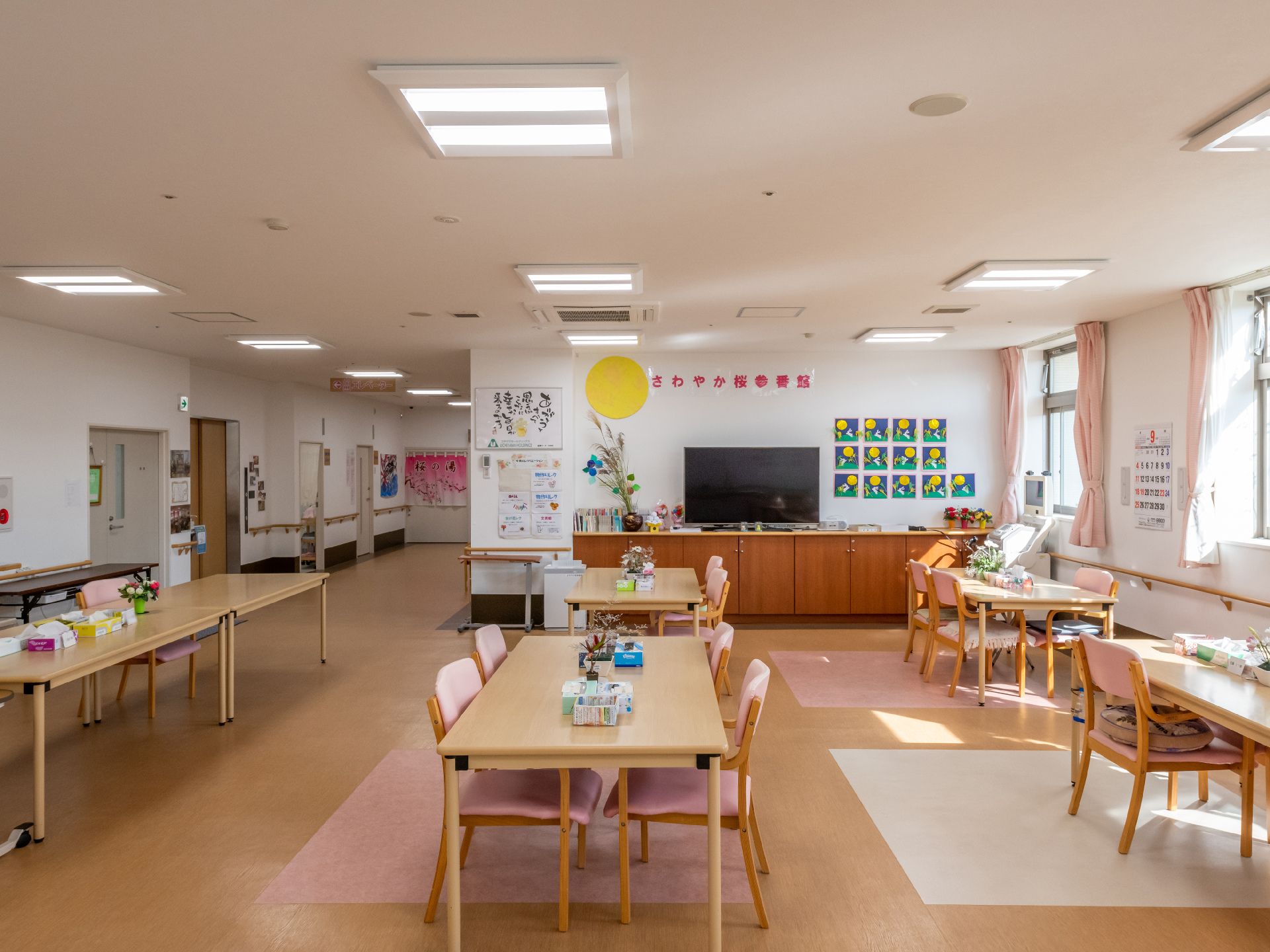 テーブルを挟んで椅子が置いてある共有スペース