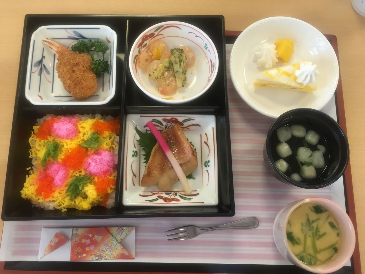 ちらし寿司と蟹フライと葉生姜を添えた焼き魚と茶碗蒸しや吸い物、ミニケーキのセット