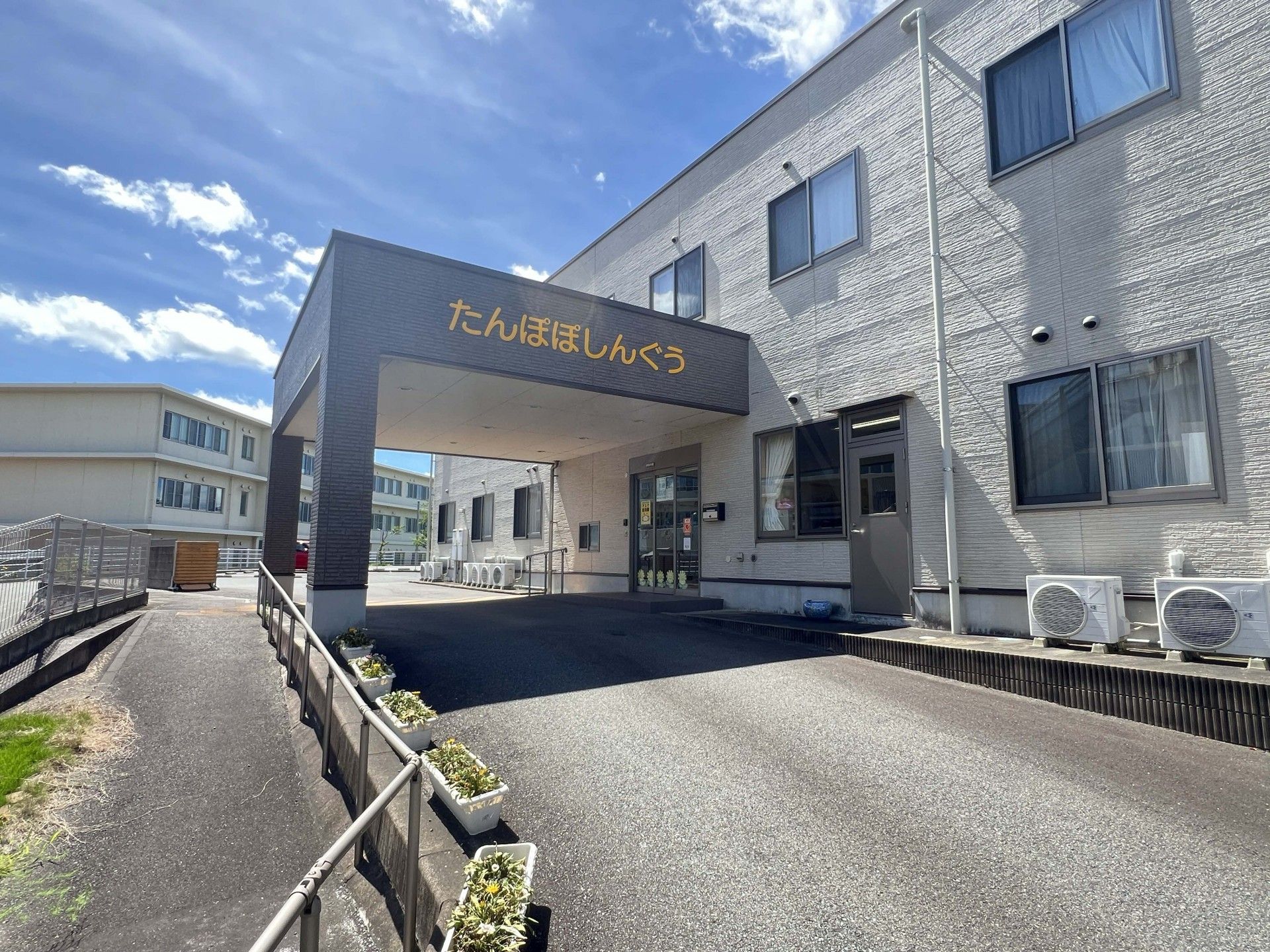 快適な施設のエントランス