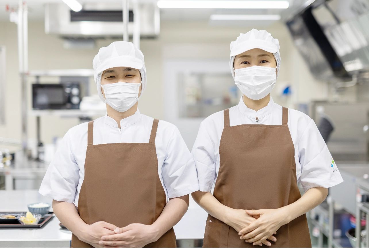 嚥下状態が下がった人のための刻み食。ご飯はおかゆで汁物には具材がない。