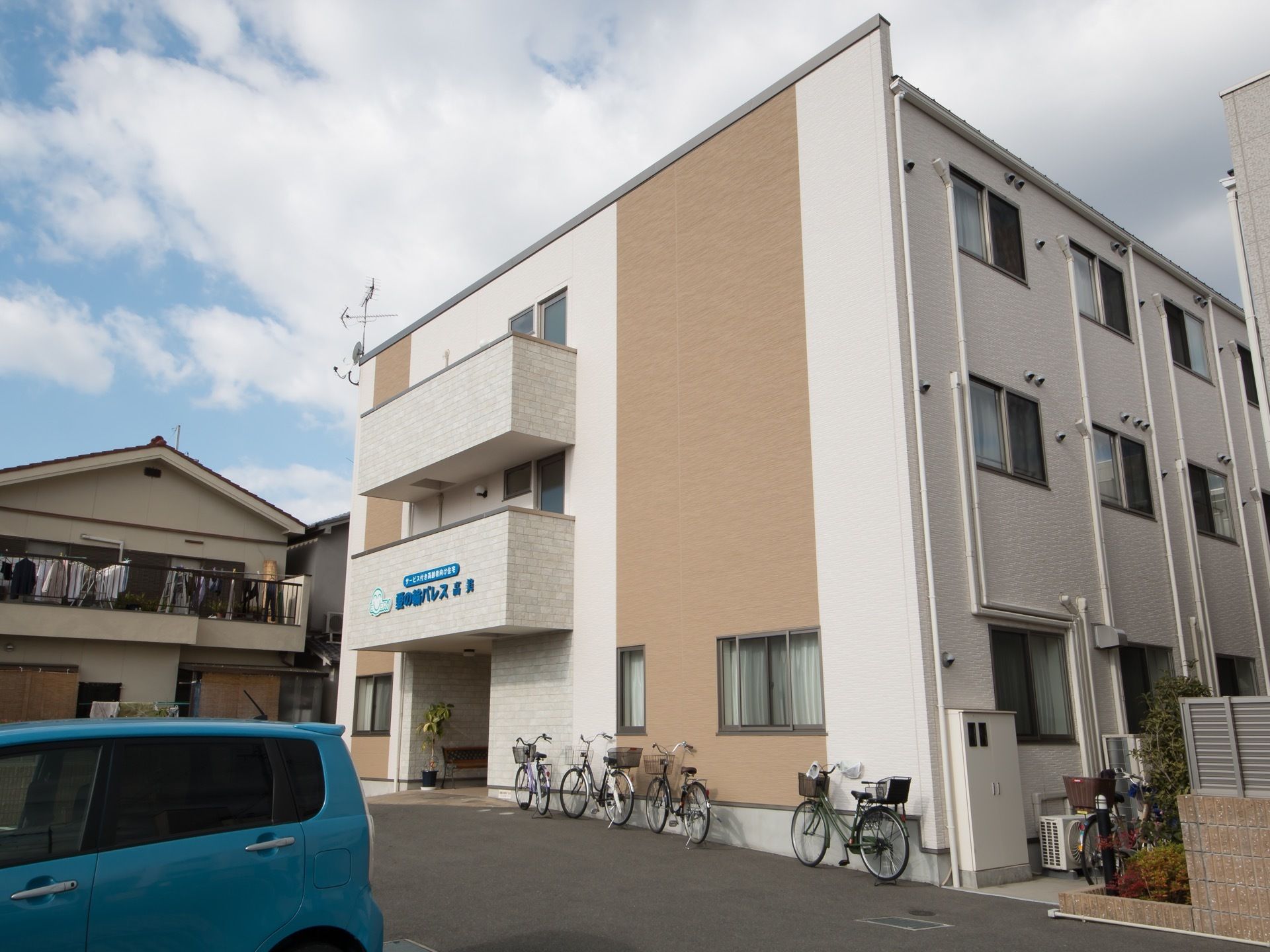 施設はブラウン色が基調の外壁になっている。ベランダを２階と３階部分に設置しており、外に気軽に出てリフレッシュすることができる。