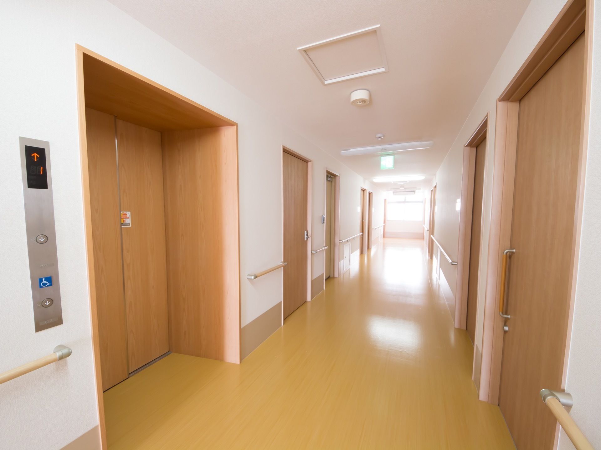 廊下は突き当たりの窓から日が良く入り、明るく清潔感がある。道幅を広く設けているので、車椅子をご利用の方同士も楽にすれ違うことができる。