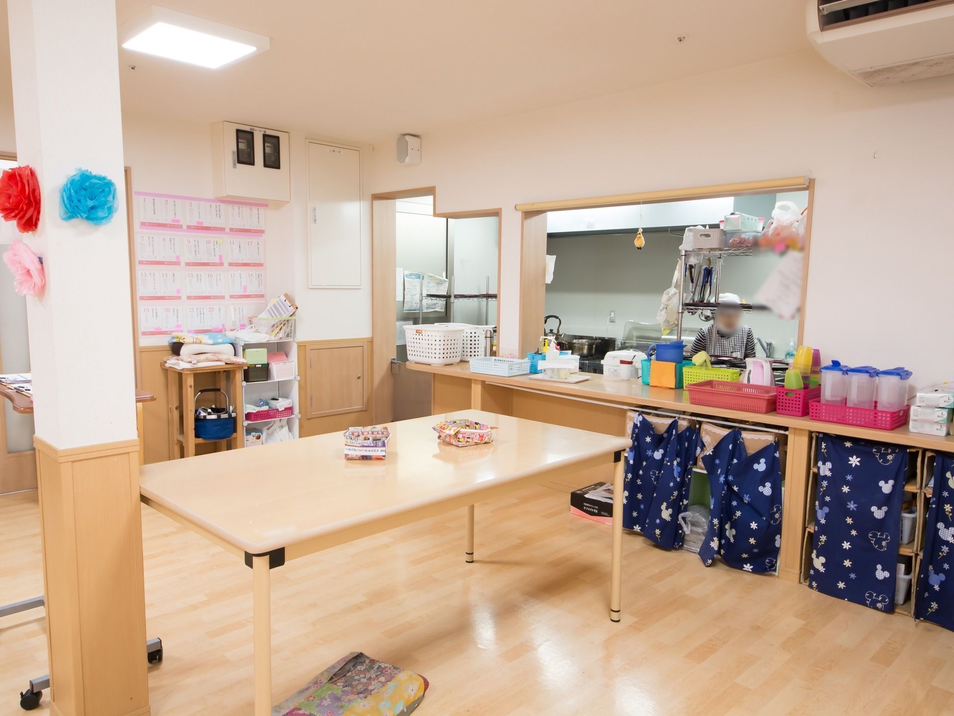 食堂に併設する形でキッチンが設けられている。出来上がった料理をすぐに入居者様に提供することができる。