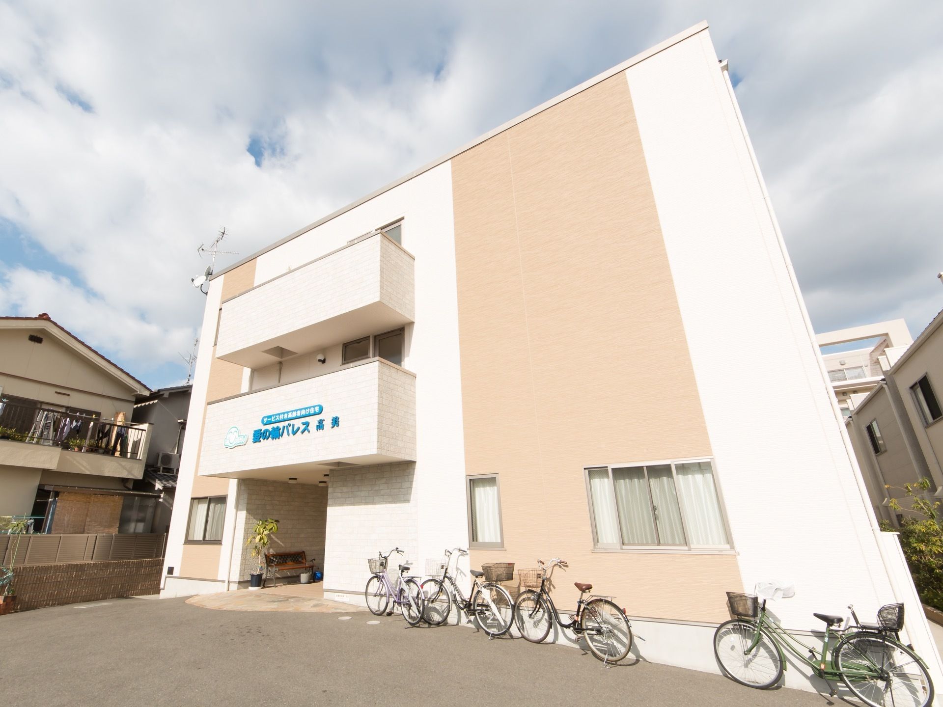 外壁はレンガ調の明るいツートンカラーで柔らかい雰囲気。日当たりが良いので、気持ちよく過ごすことができる。