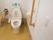 温水洗浄便座を取りつけたトイレで、壁に手すりがある。非常ボタンからは床まで届くほどの長さの紐が下がっている。