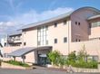 緑に囲まれた建物の外観