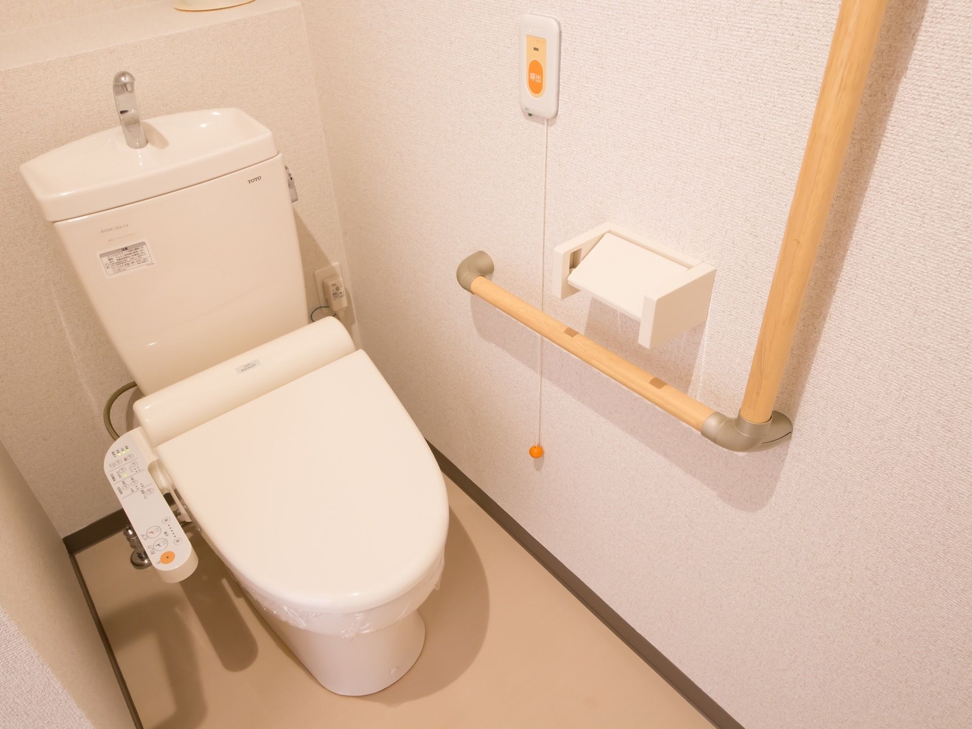 トイレには縦横方面に手すりが設置されており、立ち座り時に便利である。便器には蓋があり、温水洗浄便座がつけられている。