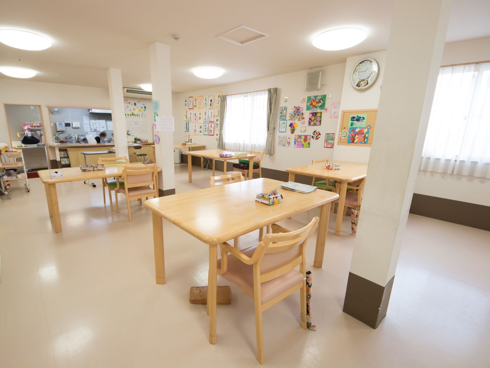 テーブルと椅子が並べられている広い食堂がある。奥にはカウンターがあり、厨房へと繋がっている。中央には柱が並んで立てられている。