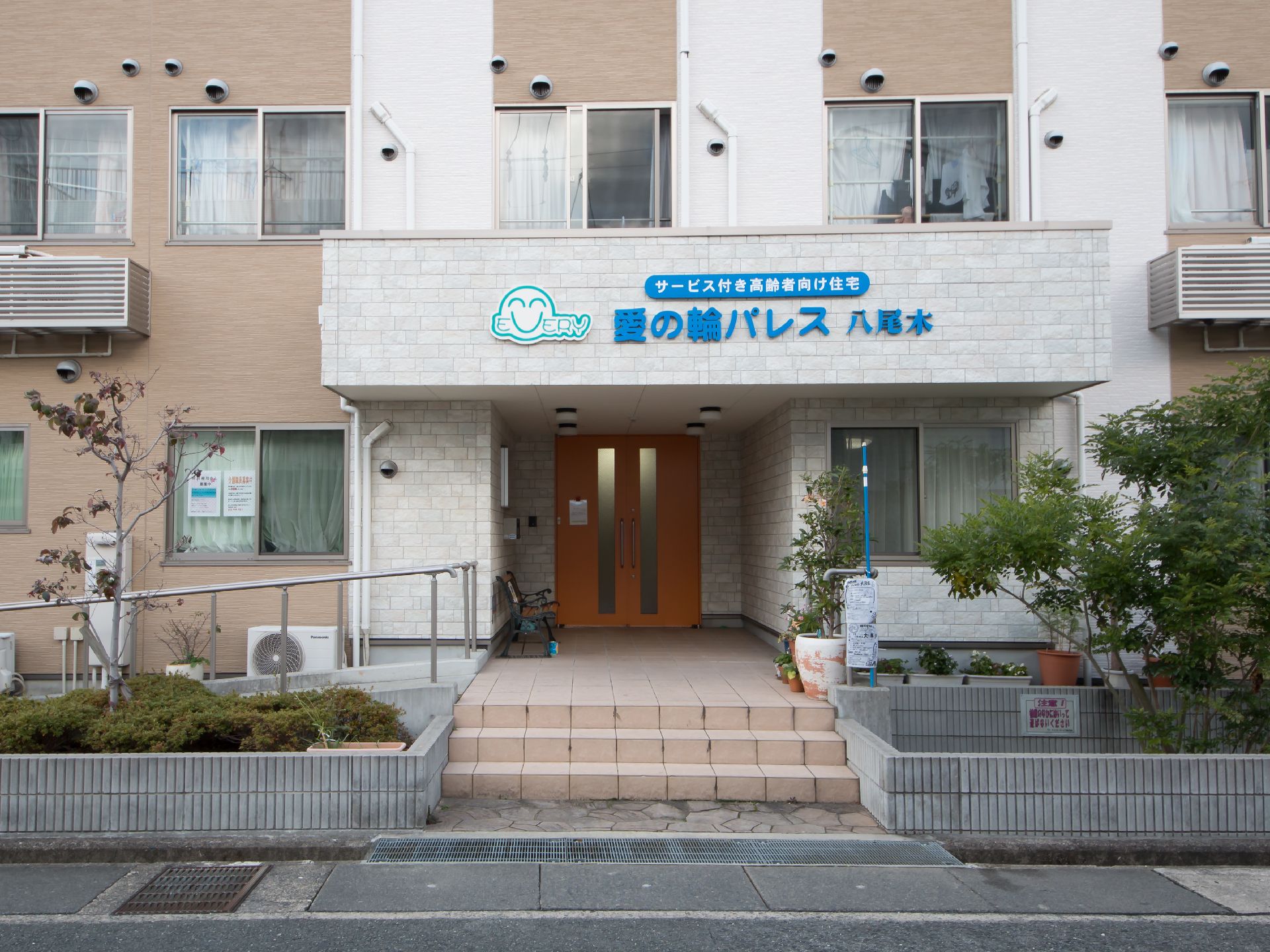 ベンチが備えられている、スロープ付きの広々とした玄関
