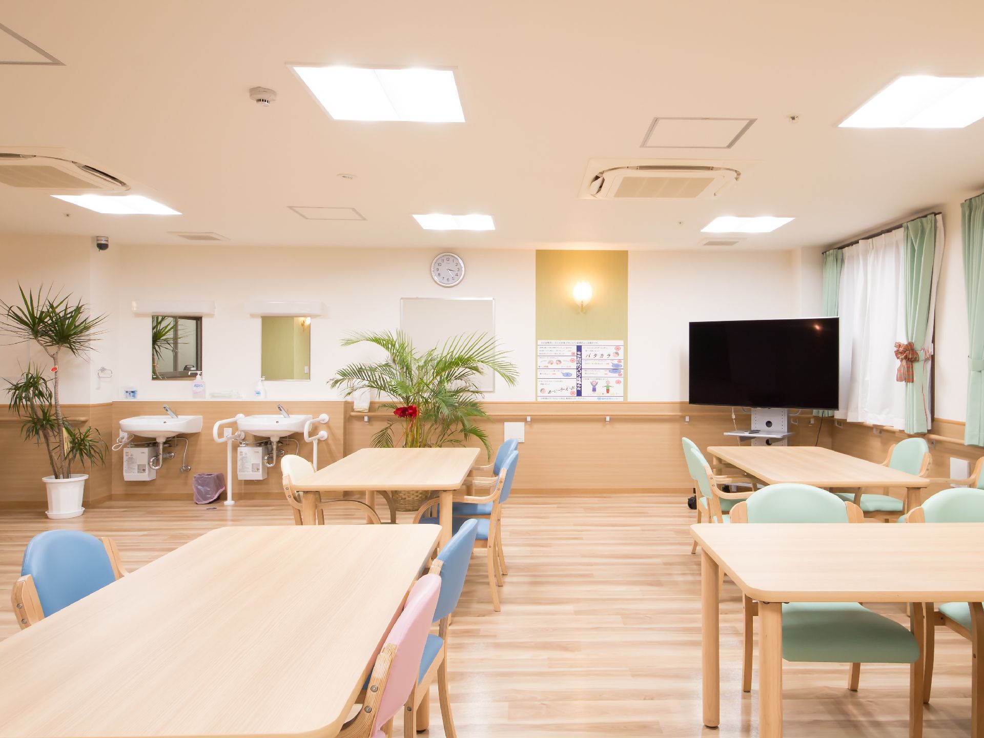洗面台があり、光が柔らかに差し込んでいる明るい食堂