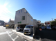 都市部の明るい介護施設の外観