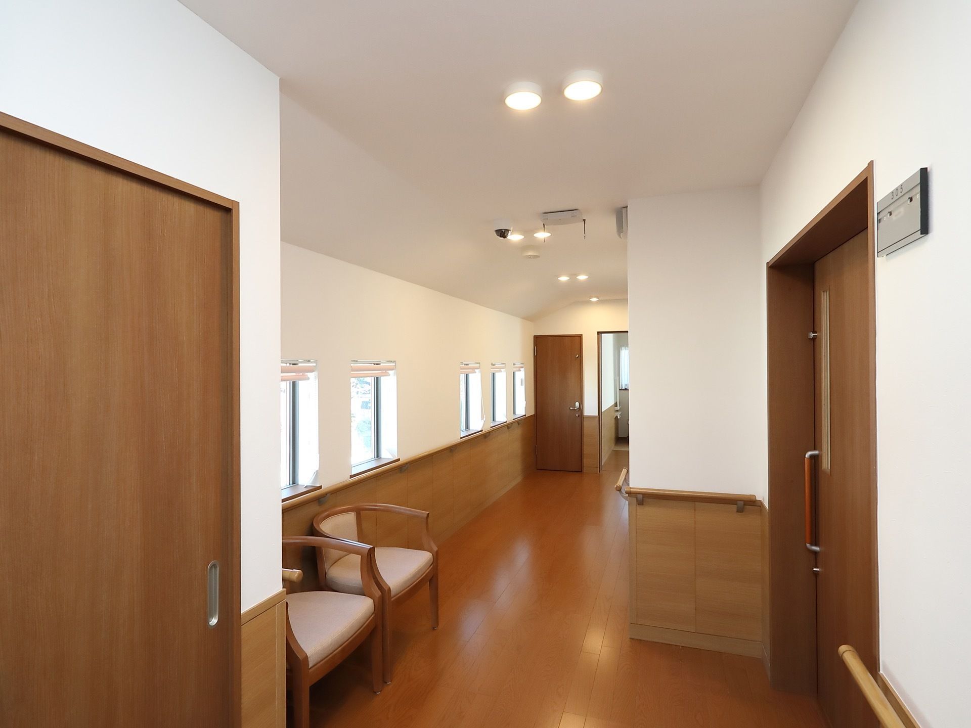 親しみのある、木製の床である。壁には腰板が貼られているほか、手すりも備えつけられている。窓も複数設置。